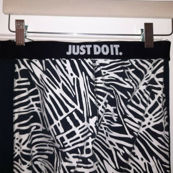 NIKE Leg-A-See Printed Leggings Pants Blk White M - Picture 9 of 9